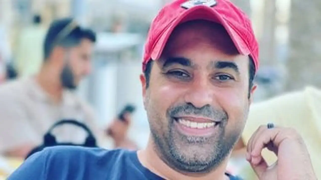 جمال حمزة يتابع مباراة مصر والأرجنتين في كأس العالم من الحضانة!